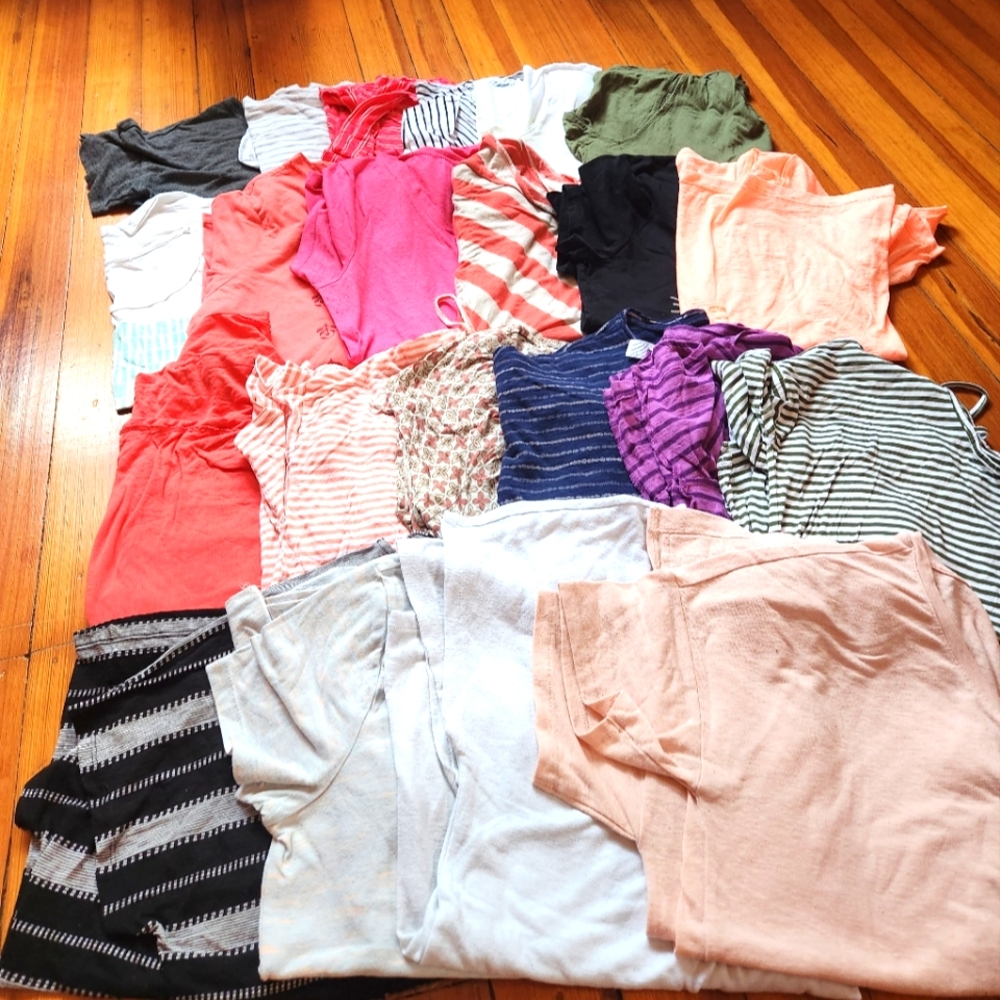 LOT 24 Women's Old Navy Short Sleeve Shirts. EXCELLENT condition. LG